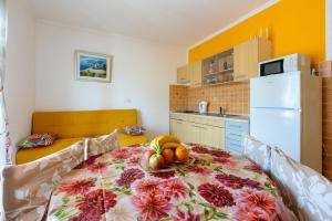 Kuchyň nebo kuchyňský kout v ubytování Apartments Lino