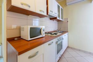 Kuchyň nebo kuchyňský kout v ubytování Apartments Lino