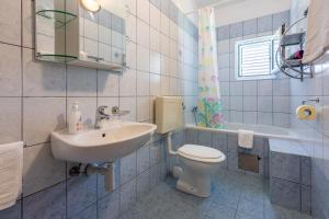 Koupelna v ubytování Apartments Lino