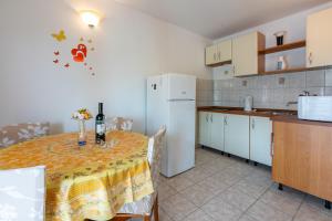 Kuchyň nebo kuchyňský kout v ubytování Apartments Lino