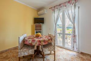 TV a/nebo společenská místnost v ubytování Apartments Lino