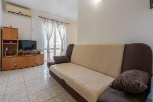TV a/nebo společenská místnost v ubytování Apartments Lino