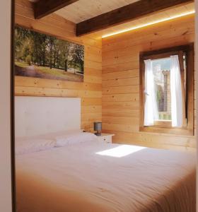 sypialnia z łóżkiem i oknem w obiekcie O Rincón das Rías Baixas w mieście Bueu