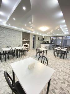 Restoran või mõni muu söögikoht majutusasutuses Besami Hotel