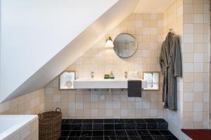 La salle de bains est pourvue d'un lavabo et d'un miroir. dans l'établissement Herberg Het Rechthuis, à Rinsumageest