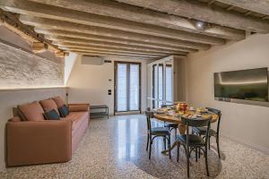 ein Wohnzimmer mit einem Sofa und einem Tisch in der Unterkunft Corte Rubbi 5514 Canal View in Venedig