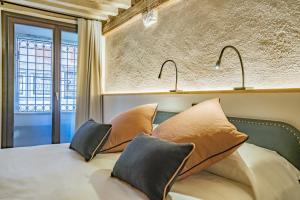 מיטה או מיטות בחדר ב-Corte Rubbi 5514 Canal View