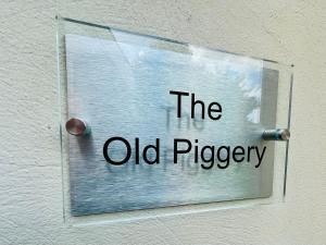 un cartel en una puerta que lee el viejo directorio en The Old Piggery - Close to Lytham, Preston & Blackpool en Freckleton