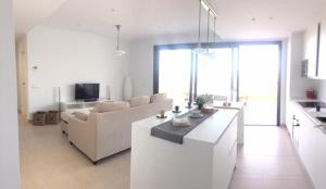 Telewizja i/lub zestaw kina domowego w obiekcie Stunning Apartment close to golf Mijas Spain