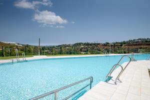 Basen w obiekcie Stunning Apartment close to golf Mijas Spain lub w pobliżu