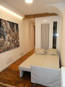 a bedroom with two beds and a painting on the wall at AT SARASATE LUXURY in Pamplona