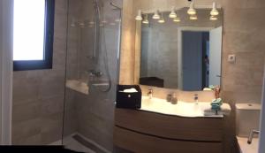 Łazienka w obiekcie Stunning Apartment close to golf Mijas Spain