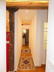 a hallway with a wooden beam and a rug on the floor at AT SARASATE LUXURY in Pamplona