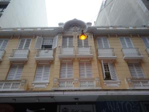 um edifício amarelo com janelas e um relógio em Hotel Joamar em São Paulo