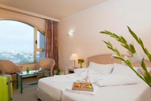 Postel nebo postele na pokoji v ubytování Leonardo Hotel Negev