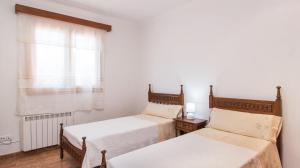 Postel nebo postele na pokoji v ubytování Sa Gravera de Sa Barrala