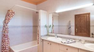 Koupelna v ubytování Sa Gravera de Sa Barrala + 13 fotografií