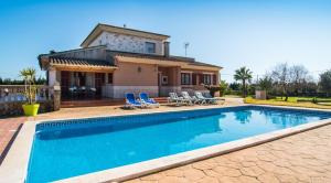 Bazén v ubytování Sa Gravera de Sa Barrala nebo v jeho okolí