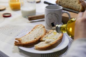 deux tranches de pain sur une assiette avec une tasse de café dans l'établissement Albergue El Rebezo, à Torrebarrio