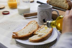 dos rebanadas de pan en un plato con una taza de café en Albergue El Rebezo, en Torrebarrio