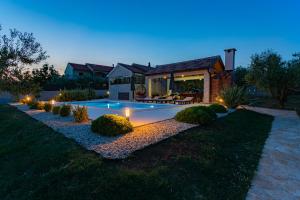 Bazén v ubytování Villa Lorema-pet friendly on 5000 sqm garden,pool, jacuzzi, billiard&PS5 nebo v jeho okolí