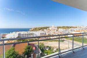 een uitzicht op een stad vanaf een balkon bij T3 Pelican Bay in Nazaré