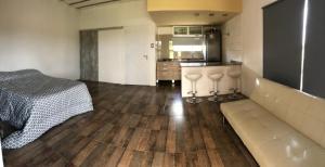 a room with a bed and a kitchen at Hospedaje MP canning in Ezeiza