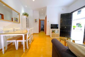 Televízia a/alebo spoločenská miestnosť v ubytovaní Patio Rialto Apartment