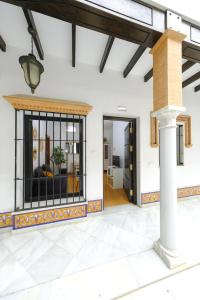 een woonkamer met een groot glazen raam bij Patio Rialto Apartment in Sevilla