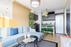 sala de estar con sofá azul y mesa en Imperium No.1 Residence by NewInn, en Estambul