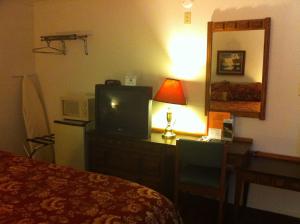 Postel nebo postele na pokoji v ubytování Rustic Motel Rolla