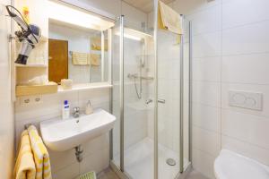 een badkamer met een douche en een wastafel bij Ferienwohnungen Gastager in Ruhpolding +49 foto's