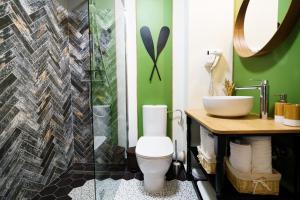 a bathroom with a toilet and a sink at Pensiunea Cuplu Călător in Jurilovca