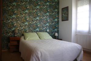 1 dormitorio con 1 cama y papel pintado con motivos florales en Kerstran, en Brech