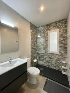 a bathroom with a toilet and a sink and a mirror at KLOLA in Avila