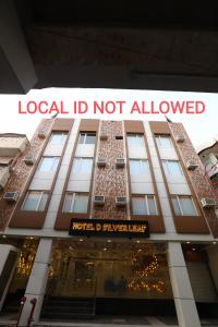 um edifício com um sinal que lê ID local não permitido em Hotel D SilverLeaf em Lucknow