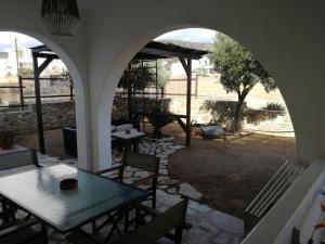 Patio alebo iná vonkajšia časť ubytovania Gio st Gio apartment 2 Antiparos st Giorgio + 22 fotografií