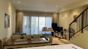 una sala de estar con un sofá y una mesa en Milena 104, en Tivat