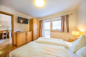 Łóżko lub łóżka w pokoju w obiekcie Apartmenthaus Berndlalm