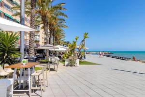 patio ze stołami i krzesłami na plaży w obiekcie Przytulny Apartament 100m od plaży w mieście Torrevieja