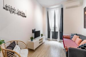 salon z kanapą i telewizorem w obiekcie Plaza Mayor Apartment w Madrycie