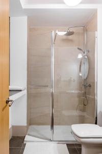 prysznic ze szklanymi drzwiami w łazience w obiekcie Plaza Mayor Apartment w Madrycie