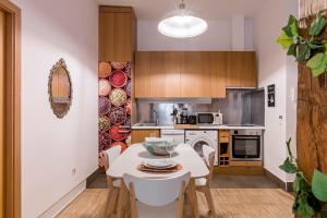 kuchnia z białym stołem i białymi krzesłami w obiekcie Plaza Mayor Apartment w Madrycie +6 zdjęć