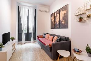 salon z kanapą i stołem w obiekcie Plaza Mayor Apartment w Madrycie
