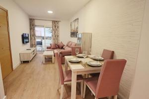 comedor con mesa, sillas y sofá en Poeta 2 Bedroom Apartment, en Fuengirola