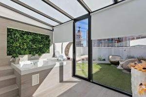 baño con lavabo y ventana grande en Hotel Mayorazgo en Madrid