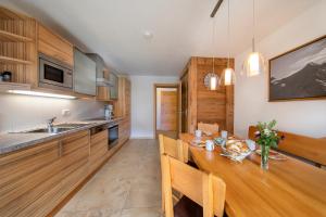 Kuchnia lub aneks kuchenny w obiekcie Apartmenthaus Berndlalm