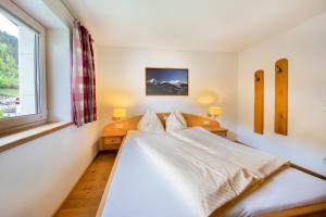 Łóżko lub łóżka w pokoju w obiekcie Apartmenthaus Berndlalm