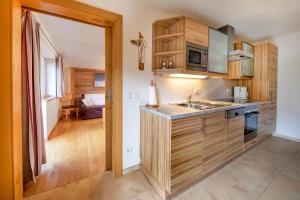 Kuchnia lub aneks kuchenny w obiekcie Apartmenthaus Berndlalm