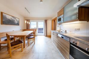Kuchnia lub aneks kuchenny w obiekcie Apartmenthaus Berndlalm